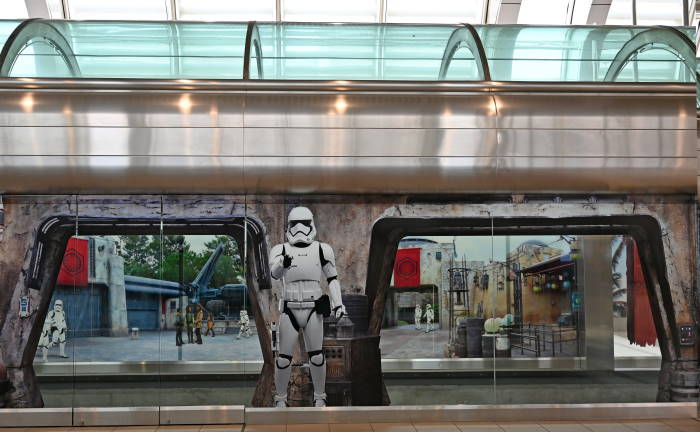 Orlando International Airport Showcases Star Wars Galaxy S Edge With New Wraps Notes From Neverland