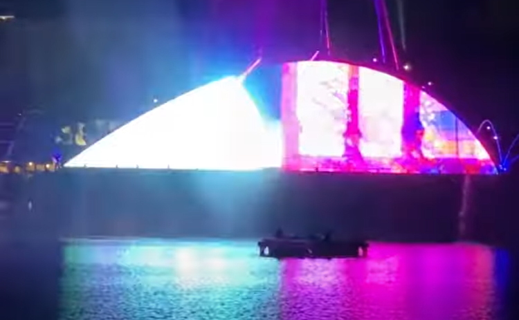 Harmonious barge glitches out during the show